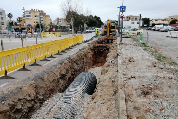 Dinámica Construcción lleva a cabo la obra civil de la red de drenaje en Cala Millor, Mallorca.