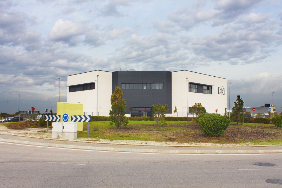 Construcción industrial llevada a cabo por Dinámica Construcción para Diherco en Torrejón de Ardoz, Madrid.